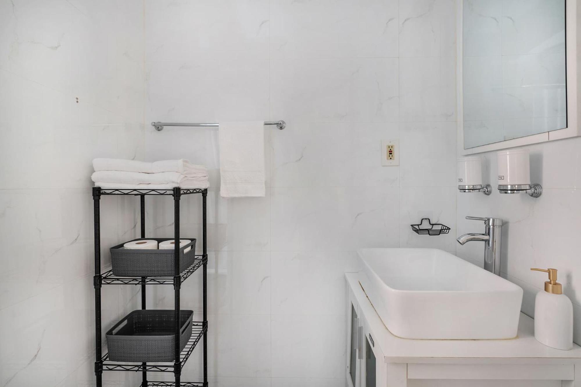Apartment 454-4r New 2br Prime Midtown Value Sleeps 5 *