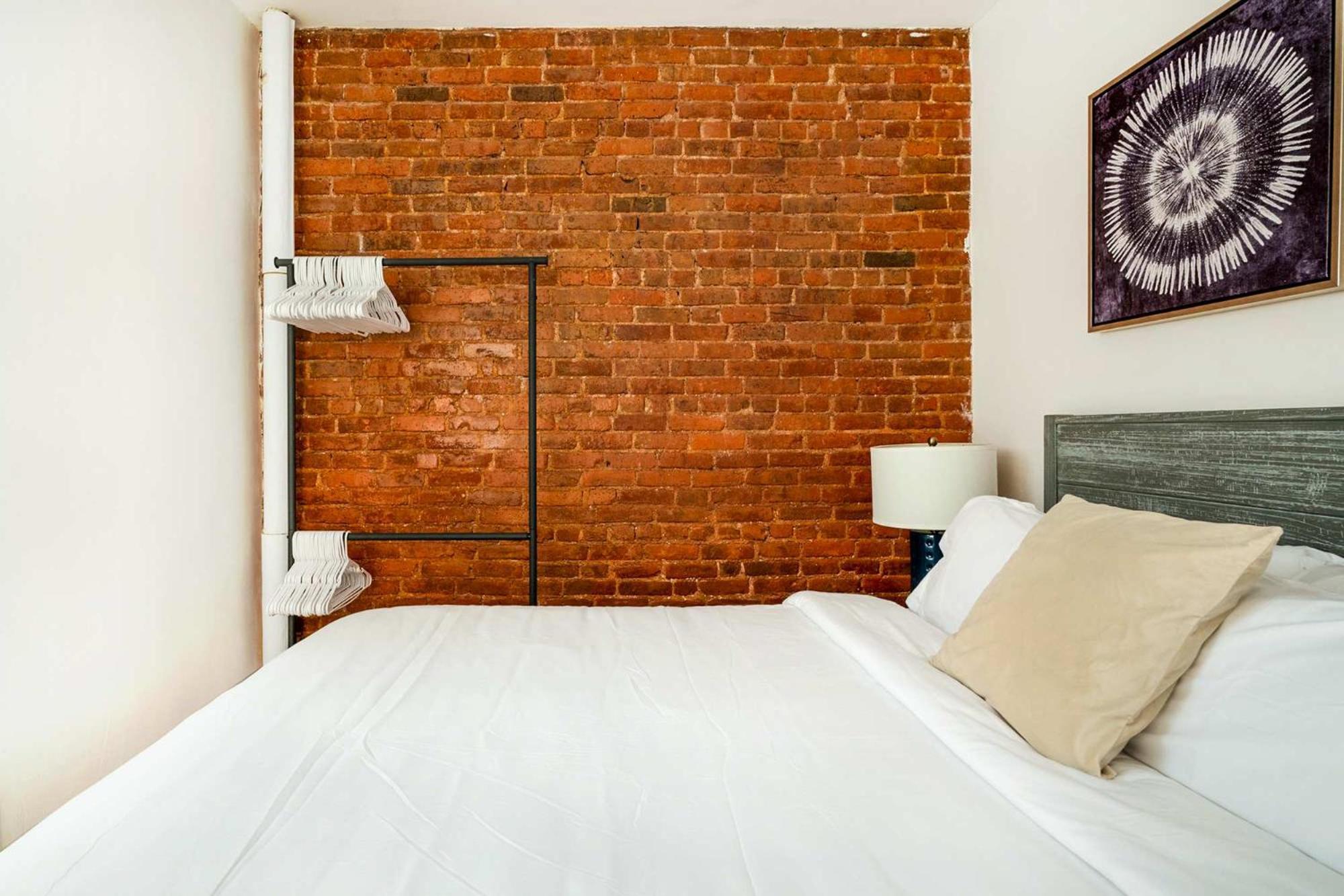 454-4r New 2br Prime Midtown Value Sleeps 5 *